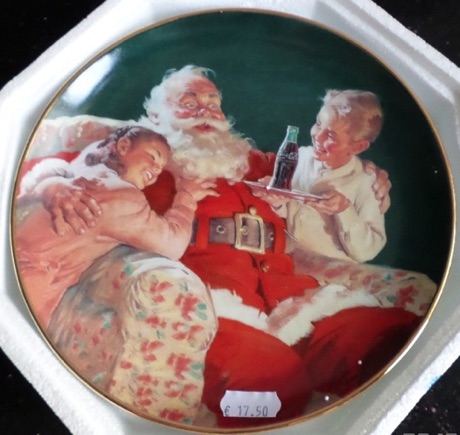 4096-1  € 17,50 coca cola aardewerk sierbord kerstman met kinderen